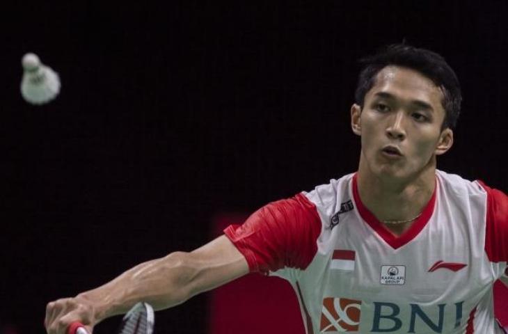 Pebulu tangkis tunggal putra Indonesia Jonatan Christie mengembalikan kok ke arah lawannya pebulu tangkis tunggal putra Thailand Kantaphon Wangcharoen dalam pertandingan babak penyisihan grup A Piala Thomas Uber 2022 di Impact Arena, Bangkok, Thailand, Senin (9/5/2022). . ANTARA FOTO/M Risyal Hidayat/pras. (ANTARA FOTO/M RISYAL HIDAYAT)
