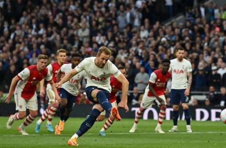 Striker Tottenham Hotspur Harry Kane (tengah) mencetak gol pembuka dari titik penalti saat mengalahkan Arsenal 3-0 di Stadion Tottenham Hotspur di London, pada 12 Mei 2022. Glyn Kirk/AFP