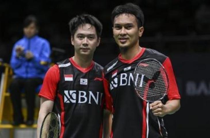 Pasangan pebulu tangkis ganda putra Indonesia Mohammad Ahsan (kanan) dan Kevin Sanjaya Sukamuljo (kiri) berpose usai mengalahkan lawannya pebulu tangkis ganda putra Cina Liu Yu Chen dan Ou Xuan Yi dalam pertandingan babak perempat final Piala Thomas 2022 di Impact Arena, Bangkok, Thailand, Kamis (12/5/2022). ANTARA FOTO/M Risyal Hidayat/YU