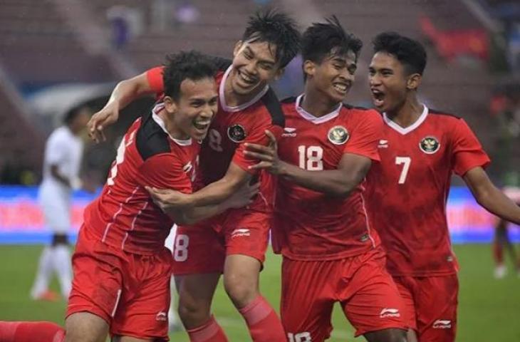 Pesepak bola Timnas Indonesia Egy Maulana Vikri (kiri) bersama rekan setimnya melakukan selebrasi usai mencetak gol ke gawang Timnas Myanmar dalam laga lanjutan Grup A Sepak Bola SEA Games 2021 Vietnam di Stadion Viet Tri, Phu Tho, Vietnam, Minggu (15/5/2022). Indonesia menang atas Myanmar dengan skor 3-1 dan memastikan Indonesia lolos ke semifinal. ANTARA FOTO/Zabur Karuru/YU/pri.