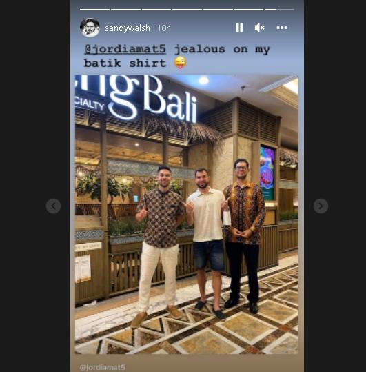 Pemain keturunan Jordi Amat dan Sandy Walsh di Indonesia. (Instagram/@sandywalsh)