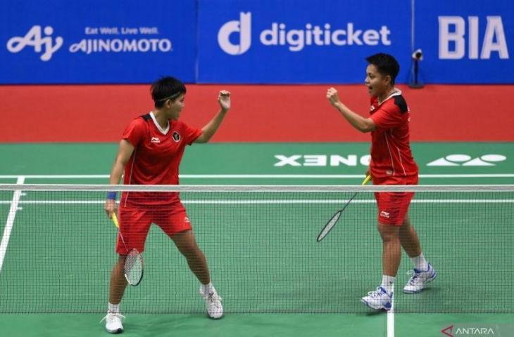 Pasangan pebulu tangkis ganda putri Indonesia Apriyani Rahayu (kanan) dan Siti Fadia Silva Ramadhanti (kiri) melakukan selebrasi usai mencetak poin dari lawannya pasangan pebulu tangkis ganda putri Vietnam pada babak semifinal bulutangkis beregu putri SEA Games 2021 Vietnam di Bac Giang Gymnasium, Vietnam, Selasa (17/5/2022). Pasangan Siti Fadia Silva Ramadhanti/Apriyani Rahayu menang dengan skor 21-3 dan 21-9. ANTARA FOTO/Zabur Karuru/YU (ANTARA FOTO/ZABUR_KARURU)