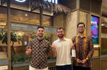 Makan Malam Bareng di Jakarta, Jordi Amat Dibuat Iri Lihat Sandy Walsh Pakai Batik