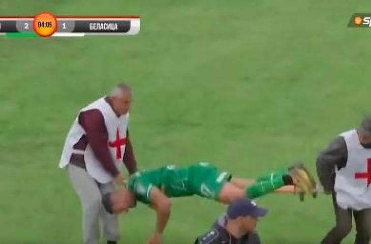 Viral tingkah aneh pemain Liga Bulgaria guling-guling di tanah buat ulur waktu pertandingan. (Twitter)