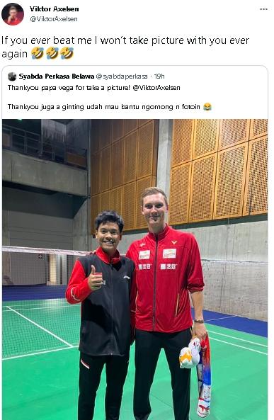 Tunggal putra Indonesia Syabda Perkasa Belawa bersama unggulan Denmark Viktor Axelsen. (Twitter)