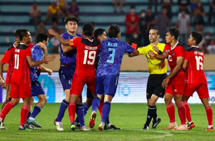 Yahya Ali Almula saat memimpin pertandingan Timnas Indonesia U-23 vs Thailand di semifinal SEA Games 2021. (Reuters/Antara)