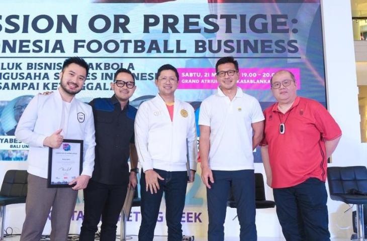 Presiden Arema FC, Gilang Widya Pramana (dua dari kiri) bersama bos Rans Cilegon FC, Persib Bandung, dan Bli United, dalam acara Crazy Rich Football. (Istimewa)