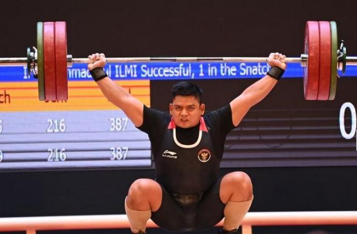 Lifter Indonesia Muhammad Zul Ilmi sabet emas dalam pertandingan nomor 89 kilogram angkat berat SEA Games 2021 Vietnam di Hanoi Sports Training Centre, Hanoi, Vietnam, Minggu (22/5/2022). Zul Ilmi meraih medali emas setelah terbaik dalam total angkatan 337 kilogram. ANTARA FOTO/Aditya Pradana Putra/pras.