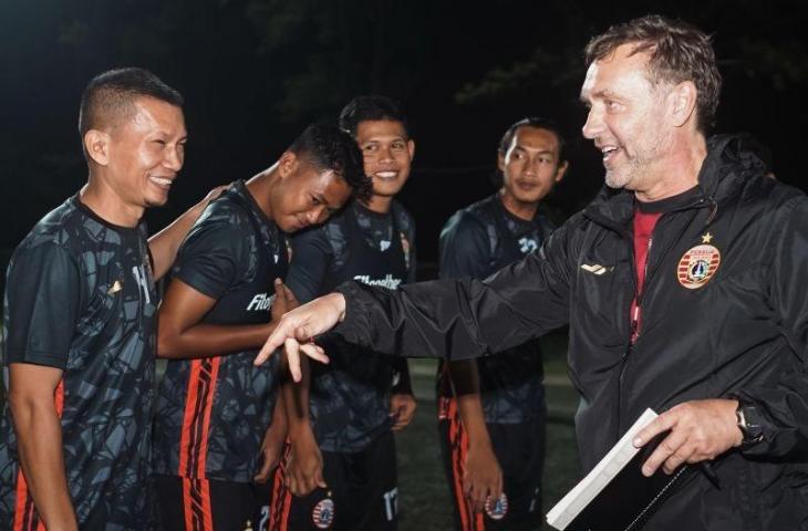 Pelatih Persija Thomas Doll (kanan) berbicara dengan pemainnya Ismed Sofyan (kiri) dalam latihan perdana skuad “Macan Kemayoran” di Nirwana Park, Bojongsari, Jawa Barat, Senin (23/5/2022). Latihan itu sebagai persiapan menuju Liga 1 Indonesia 2022-2023. (ANTARA/HO/Persija)