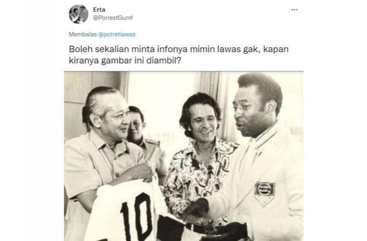 Foto jadul Soeharto saat jumpa Pele tahun 1974. (twitter/PorrestGumf)