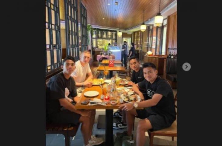 Pemain Persebaya Surabaya Marselino Ferdinan dan Rizky Ridho makan bareng agen Dusan Bogdanovic. (Instagram/@dusan/ph)