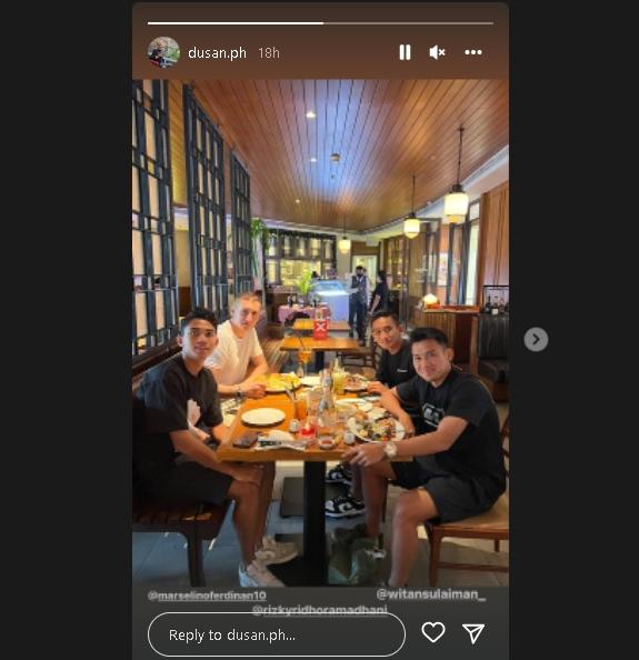 Pemain Persebaya Surabaya Marselino Ferdinan dan Rizky Ridho makan bareng agen Dusan Bogdanovic. (Instagram/@dusan/ph)