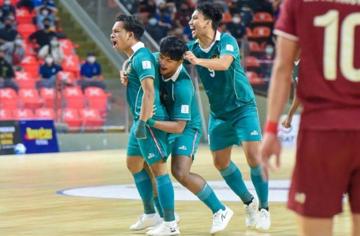 Pemain tim nasional futsal Indonesia Ardiansyah Runtuboy (kiri) merayakan gol yang dibuatnya ke gawang Thailand pada laga final Piala Futsal AFF 2022 di Stadion 