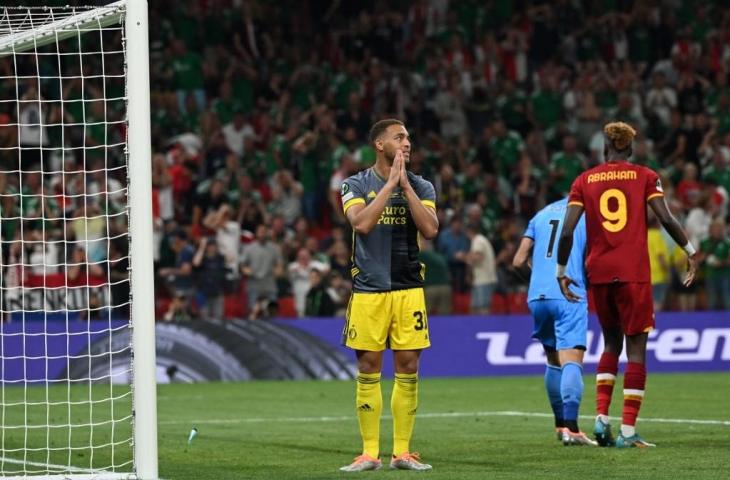 Striker Feyenoord, Cyriel Dessers, dalam laga melawan AS Roma di final Conference League. (Ozan Kose/AFP)