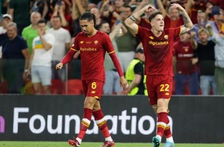 Gelandang AS Roma, Nicolo Zaniolo merayakan gol ke gawang Feyenoord di final Liga Konferensi. (AFP)