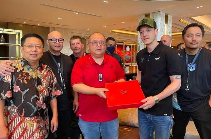 Bos Bali United, Yabes Tanuri menemui Mesut Ozil. (Instagram/baliunited)