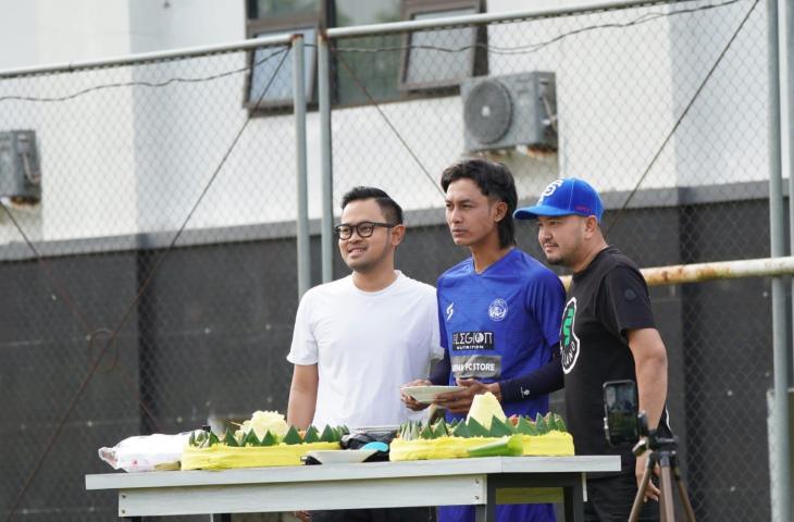 Gilang Widya Pramana atau Juragan 99 (kiri) bersama Johan Alfarizi. (Dok. Arema FC)