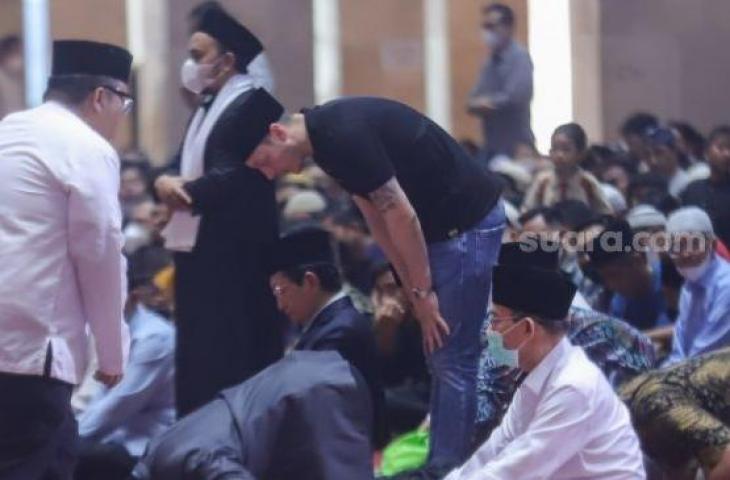 Pesepakbola Mesut Ozil saat mengikuti ibadah Salat Jumat di Masjid Istiqlal, Jakarta Pusat, Jumat (27/5/2022). [Suara.com/Alfian Winanto]