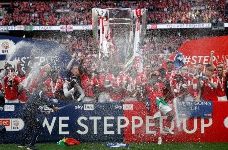 Selebasi pemain Nottingham Forest meraih trofi usai menang melawan Huddersfield dengan skor 1-0 pada final play-off Divisi Championship, dan dipastikan promosi ke Premier League. (AFP)