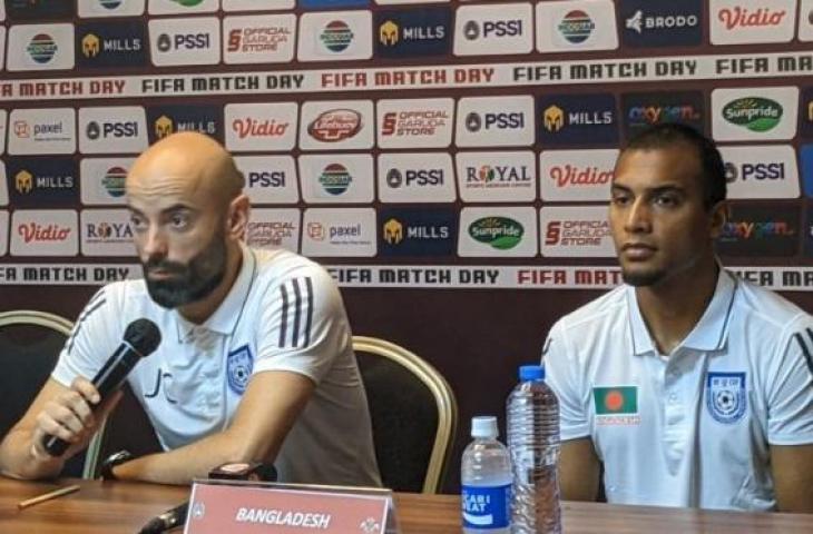 Pelatih tim nasional Bangladesh Javier Cabrera (kiri) dan gelandang Jamal Bhuyan memberikan keterangan kepada pewarta dalam konferensi pers sebelum pertandingan persahabatan FIFA kontra Indonesia di Bandung, Selasa (31/5/2022). (Antara/Michael Siahaan)