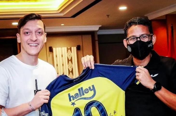 Potret Mesut Ozil dengan Menteri Pariwisata dan Ekonomi Kreatif, Sandiaga Uno. (Instagram/m10_official)