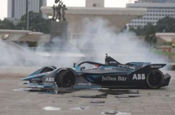 Mobil Formula E yang akan dipertontonkan kepada publik saat Hari Bebas Kendaraan Bermotor di Jakarta. [Suara.com/Fakhri Fuadi]