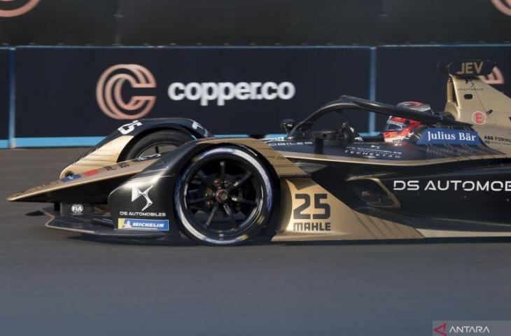 Pembalap DS Techeetah Jean Eric Vergne melaju saat mengikuti sesi latihan Formula E seri kesembilan di Jakarta International E-Prix Circuit (JIEC), Jakarta, Sabtu (4/6/2022). Ajang balap Formula E diikuti 22 pembalap dari 11 tim. ANTARA FOTO/Wahyu Putro A/nym.