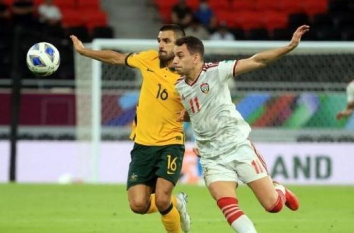 Gelandang Australia, Ajdin Hrustic menggiring bola dibayangi pemain Uni Emirat Arab, Caio Canedo dalam laga kualifikasi akhir zona Asia di Al Rayyan Stadium, Doha, Qatar, Selasa (7/6/2022). (ANTARA/REUTERS/Mohammed Dabbous)