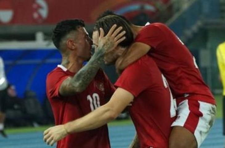 Pesepak bola Timnas Indonesia Marc Klok (kedua kiri) mendapatkan pelukan rekan-rekannya usai membobol gawang Timnas kuwait lewat tendangan penalti dalam laga perdana Grup A Kualifikasi Piala Asia 2023 di Stadion Internasional Jaber Al Ahmad, Kuwait, Rabu (8/6/2022). ANTARA FOTO/Humas PSSI/app/tom.