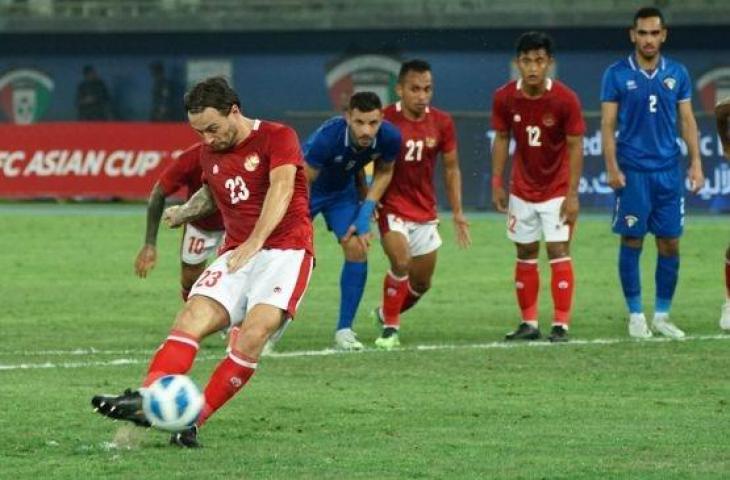 Gelandang Timnas Indonesia, Marc Klok saat melakukan tendangan penalti ke gawang Kuwait dalam laga perdana Grup A Kualifikasi Piala Asia 2023 di Stadion Internasional Jaber Al Ahmad, Kuwait, Rabu (8/6/2022). (ANTARA FOTO/Humas PSSI)