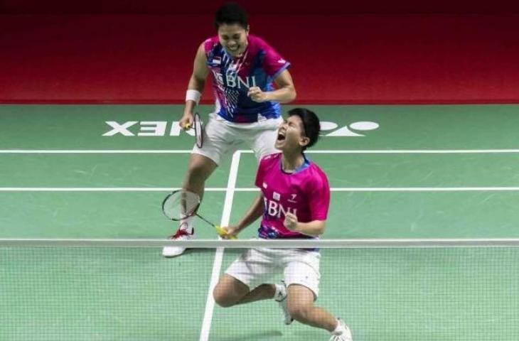 Pebulu tangkis ganda putri Indonesia Siti Fadia Silva Ramadhanti (kanan)  dan Apriyani Rahayu (kiri) melakukan selebrasi usai mengalahkan pebulu tangkis Korea Selatan Lee So Hee dan Shin Seung Chan pada babak Perempat Final Daihatsu Indonesia Masters 2022 di Istora Senayan, Jakarta, Jumat (10/6/2022). Apriyani dan Fadia melaju ke babak Semi Final usai menang dengan skor 15-21, 21-16 dan 21-16. ANTARA FOTO/Muhammad Adimaja/wsj.