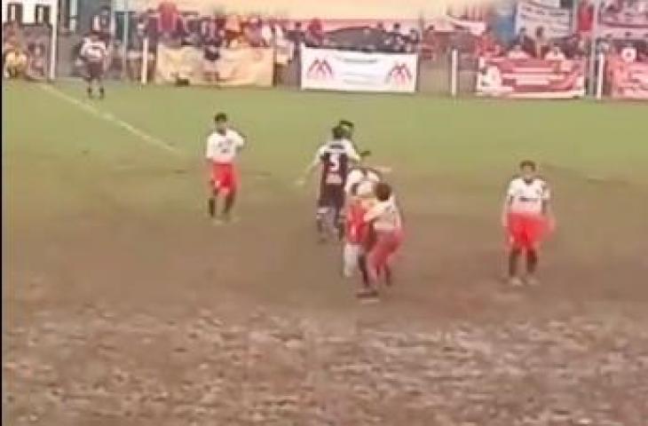 Anggota DPRD Tangsel dari Fraksi Gerindra, Edi Mamat memukul wasit usai diganjar kartu merah di turnamen sepak bola Pakujaya Cup 7. [Instagram]