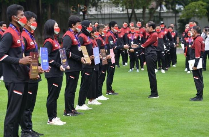 Menpora Zainudin Amali mendampingi Presiden Jokowi menyerahkan secara simbolis bonus apresiasi kepada atlet SEA Games Vietnam, Senin (13/06/2022), di Halaman Istana Merdeka, Jakarta. (Foto: Humas Setkab/Rahmat)



Read more: https://setkab.go.id/pemerintah-konsisten-jadikan-dbon-panduan-seleksi-pengiriman-atlet-ke-ajang-olahraga/