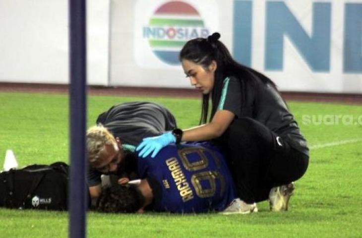 Dokter PSIS Semarang, Mufidah memberikan penanganan kepada Rachmad Hidayat yang mengalami cedera saat melawan Persita Tangerang dalam laga Grup A Piala Presiden 2022 di Stadion Manahan, Solo, Senin (13/6/2022) sore. [Suara.com/Ronald Seger Prabowo]