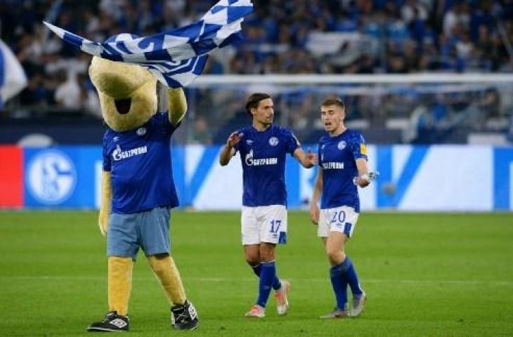 Maskot klub Schalke 04 bernama Erwin. (AFP)