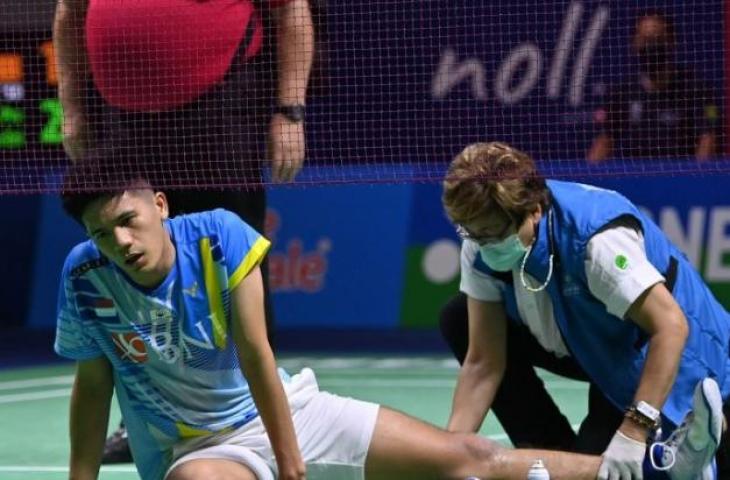 Petugas medis mengecek kondisi pebulu tangkis ganda putra Indonesia Yeremia Erich Yoche Yacob Rambitan yang jatuh dan berpasangan dengan Pramudya Kusumawardana saat melawan ganda putra Malaysia Aaron Chia/Soh Wooi Yik dalam laga perempat final Indonesia Open 2022 di Istora Senayan, Jakarta, Jumat (17/6/2022). Pramudya/Yeremia Rambitan gagal melangkah ke semifinal usai kalah 21-14, 12-21, 20-22. ANTARA FOTO/Sigid Kurniawan/rwa.