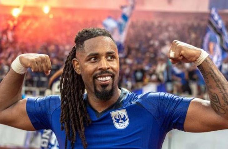 Pesepak bola PSIS Semarang Carlos Fortes melakukan selebrasi seusai mencetak gol ke gawang Arema FC pada laga uji coba di Stadion Jatidiri Semarang, Jawa Tengah, Sabtu (4/6/2022). Pertandingan tersebut berakhir dengan skor 2-1 untuk kemenangan PSIS Semarang. ANTARA FOTO/Aji Styawan/aww.