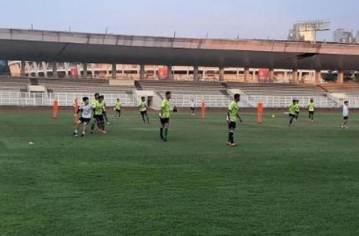 Latihan Timnas Indonesia U-19 di Stadion Madya, Jakarta, Selasa (21/6/2022). (Suara.com/Adie Prasetyo Nugraha)