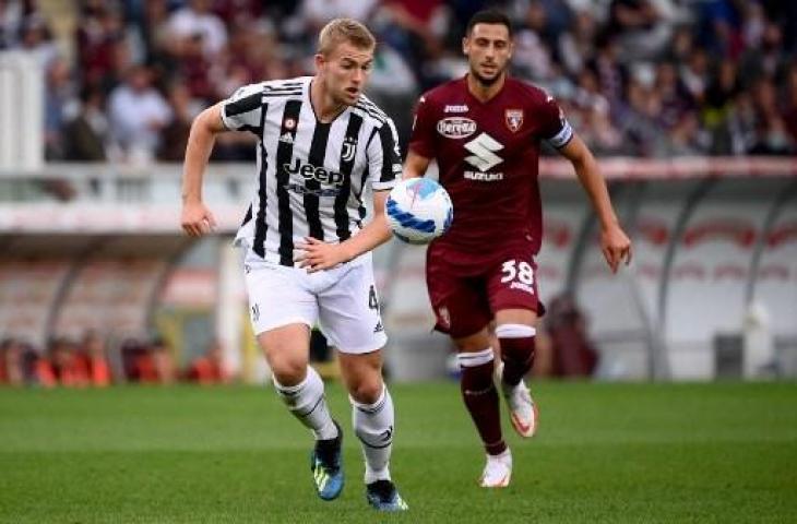 Aksi Matthijs de Ligt saat laga Juventus vs Torino. (AFP)