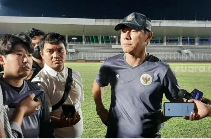 Pelatih Timnas Indonesia Shin Tae-yong saat ditemui di Stadion Madya, Senayan, Jakarta, Kamis (23/6/2022). (Suara.com/Adie Prasetyo Nugraha).