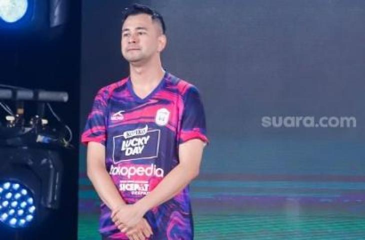 Chairman RANS Nusantara FC, Raffi Ahmad saat acara peluncuran jersey baru untuk musim 2022-2023 di Jakarta, Jum'at (24/6/2022). [Suara.com/Alfian Winanto]