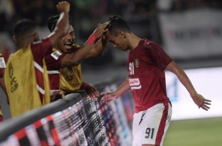 Pesepak bola Bali United Rahmat (kanan) melakukan selebrasi bersama rekannya setelah berhasil membobol gawang Kedah Darul Aman FC dalam pertandingan sepak bola babak Grup G Piala AFC 2022 di Stadion I Wayan Dipta, Gianyar, Bali, Jumat (24/6/2022). [ANTARA FOTO/Nyoman Budhiana/foc]