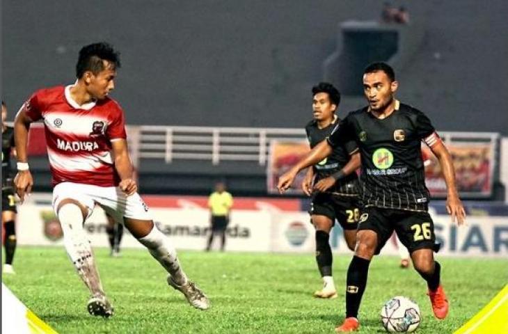 Aksi Rizky Pora saat Barito Putera melawan Madura United di Piala Presiden 2022. (Instagram/psbaritoputeraofficial)