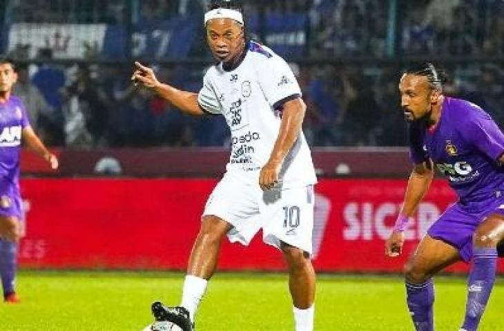 Ronaldinho bela Rans Nusantara FC di laga trofeo. (Instagram/rans.nusantara)