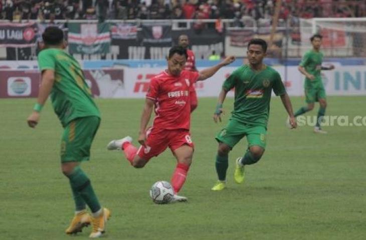 Pertandingan perdana Grup A Piala Presiden 2022 antara Persis Solo vs PSS Sleman di Stadion Manahan Solo, Sabtu (11/6/2022). [Suara.com/Ronald Seger Prabowo]