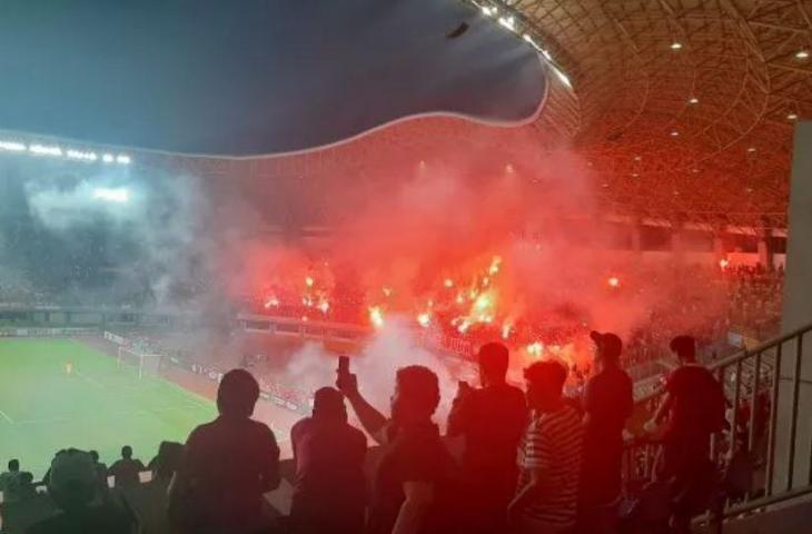 Pesta Flare suporter Timnas Indonesia U-19 saat melawan Vietnam di Stadion Patriot, Bekasi, Sabtu (2/7/2022) malam. (Suara.com/Adie Prasetyo Nugraha).