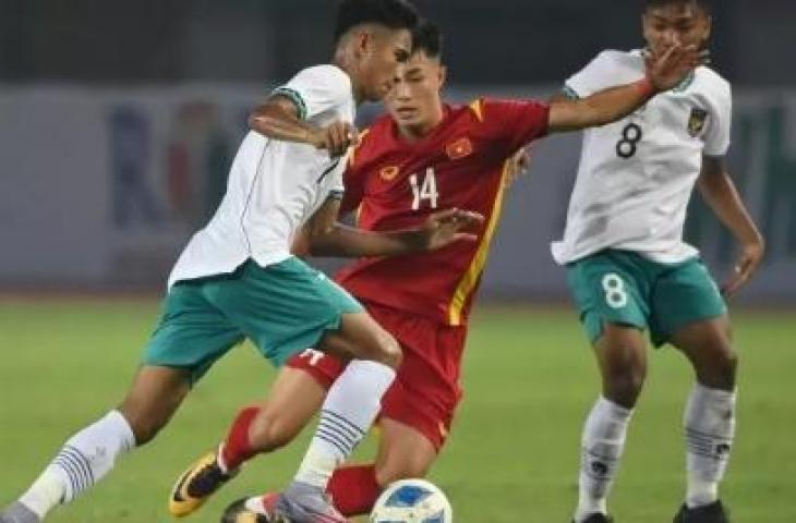 Pesepak bola Tim Nasional Indonesia U-19 Marselino Ferdinan (kiri) berebut bola dengan pesepak bola Tim Nasional Vietnam U-19 Nguyen Van Truong (tengah) dalam laga penyisihan Grup A Piala AFF U-19 2022 di Stadion Patriot Candrabhaga, Bekasi, Jawa Barat, Sabtu (2/7/2022). ANTARA FOTO/Aditya Pradana Putra/rwa.