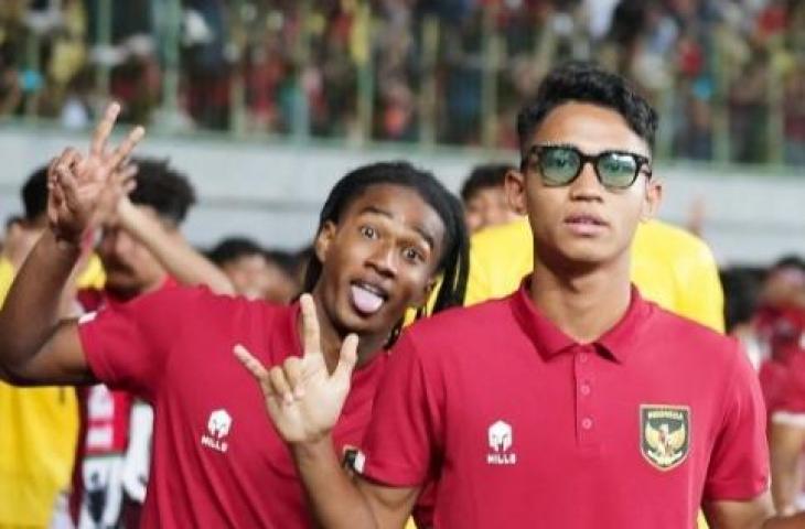 Dua penggawa timnas Indonesia U-19, Ronaldo Kwateh (kiri) dan Marselino Ferdinan pasca kemenangan Garuda Nusantara atas Brunei Darussalam dengan skor 7-0 dalam matchday kedua Grup A Piala AFF U-19 2022 di Stadion Patriot Candrabhaga, Bekasi, Senin (4/7/2022). [PSSI]