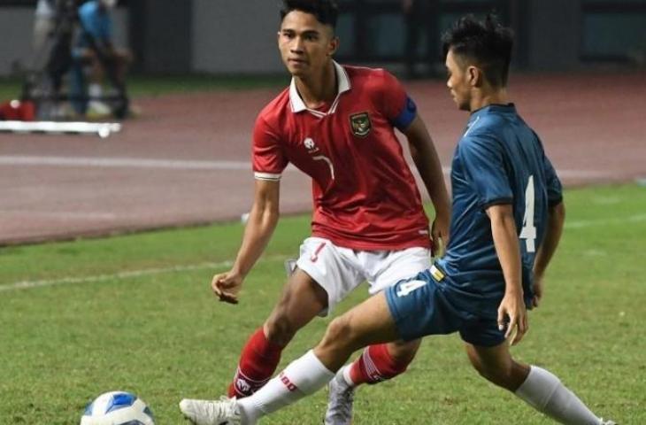 Pesepak bola Tim Nasional Indonesia U-19 Marselino (kiri) berebut bola dengan pesepak bola Tim Nasional Brunei Darussalam U-19 Maverick (kanan) dalam laga penyisihan Grup A Piala AFF U-19 2022 di Stadion Patriot Chandrabhaga, Bekasi, Jawa Barat, Senin (4/7/2022). ANTARA FOTO/Fakhri Hermansyah/wsj.