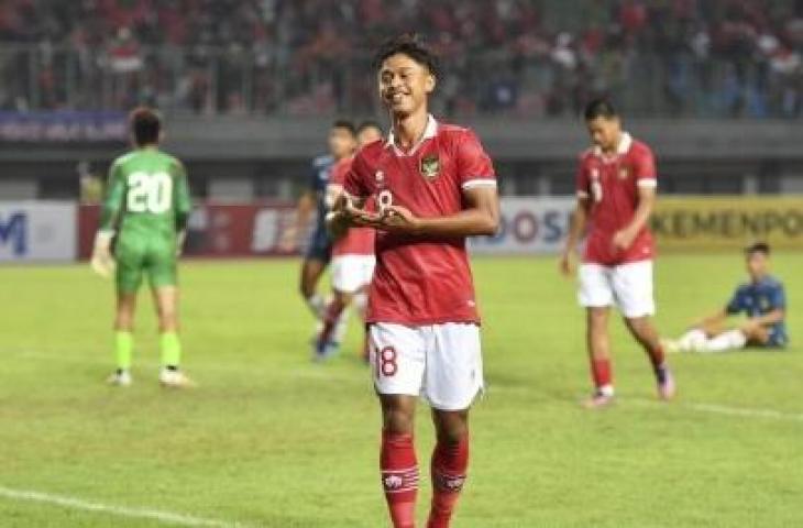 Pemain Persija Jakarta, Alfriyanto Nico berseragam Timnas Indonesia U-19 saat berhadapan dengan Brunei Darussalam di Stadion Patriot Chandrabhaga, Senin (4/7/2022). (Dok. Persija).